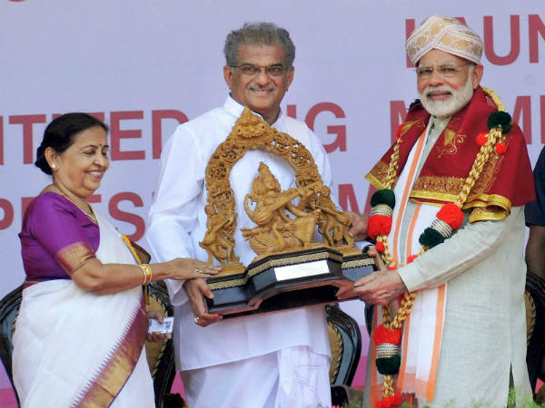 ಪ್ರಧಾನಿಗೆ ಸ್ಮರಣಿಕೆ ನೀಡಿದ ವೀರೇಂದ್ರ ಹೆಗ್ಗಡೆ ಪ್ರಧಾನಿಗೆ ಸ್ಮರಣಿಕೆ ನೀಡಿದ ವೀರೇಂದ್ರ ಹೆಗ್ಗಡೆ