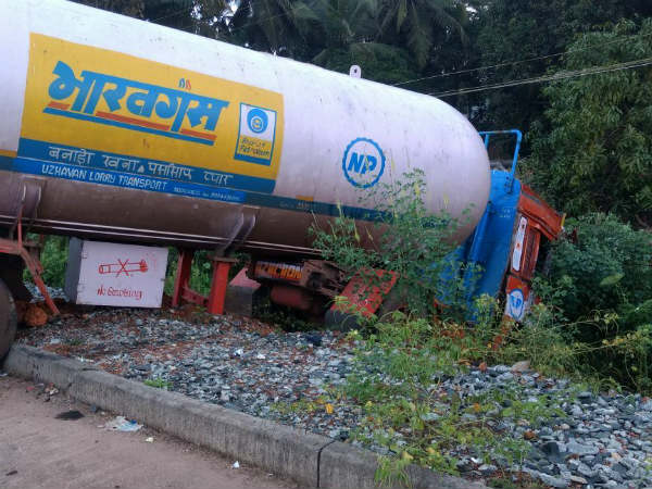 Kumata: Villagers feared as Gas tanker met with accident in Bargi Kumata: Villagers feared as Gas tanker met with accident in Bargi