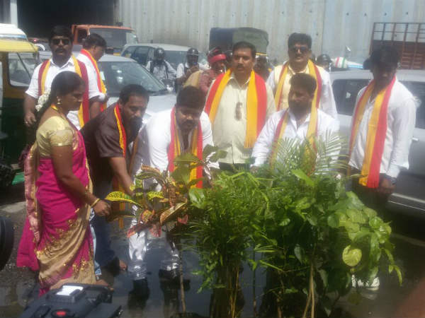 Kannada okkuta protest for road repair in Nayandahalli 