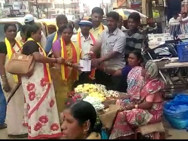 Pro Kannada activists beg money from common people in Hubballi to celebrate Kannada Rajyotsava 