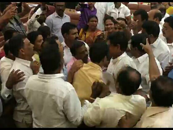 Mangaluru mayor Kavita tears in corporation meeting