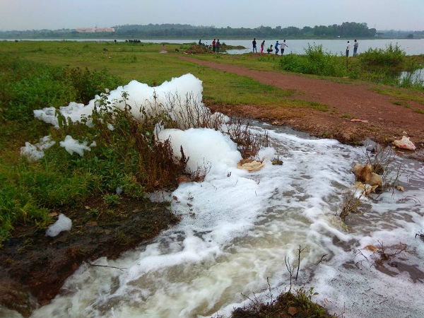 People in anxiety as foam appeared in the lake of Dharwad