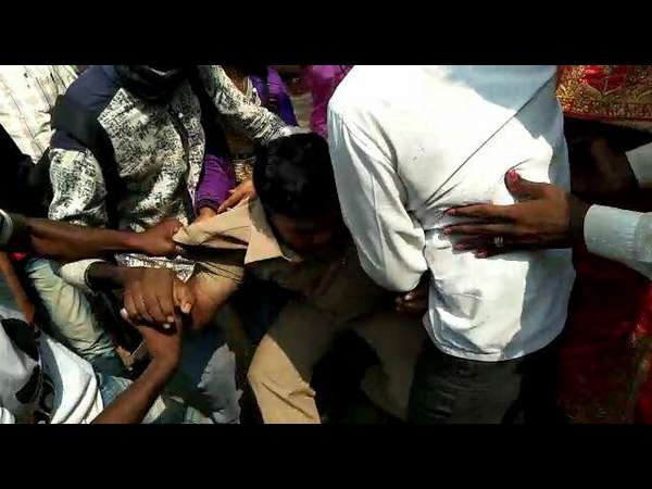 Mob attack on police constable who demand for Bribe