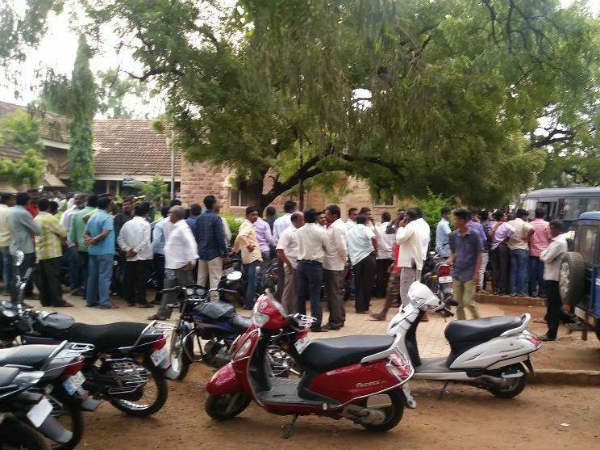 ಗೋಕಾಕ ನಗರದಲ್ಲಿ ಜೂಜು ಆಡುತ್ತಿದ್ದವರ ಮೇಲೆ ಪೊಲೀಸರು ದಾಳಿ ನಡೆಸಿದ್ದು 63 ಜನರನ್ನು ಬಂಧಿಸಿದ್ದಾರೆ. ಬಂಧಿತರನ್ನು ನ್ಯಾಯಾಲಯಕ್ಕೆ ಹಾಜರುಪಡಿಸಲಾಗಿದ್ದು, ನ್ಯಾಯಾಂಗ ಬಂಧನಕ್ಕೆ ಒಪ್ಪಿಸಲಾಗಿದೆ.