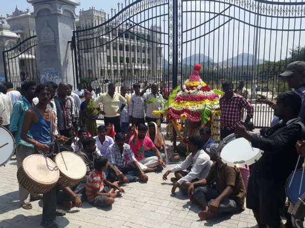 Villagers protest with dead body for cemetery in-front of DC office in Ramanagara