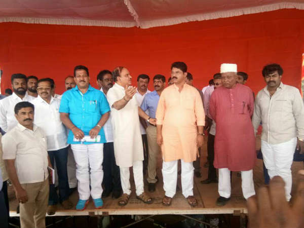 ವೇದಿಕೆಯನ್ನು ಹೆಚ್ಚುಕಮ್ಮಿ ಆವರಿಸಿಕೊಂಡಿದ್ದ ಶೋಭಾ ಕರಂದ್ಲಾಜೆ 