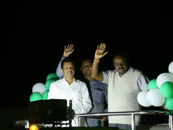 ಬಸ್ಸಿನಲ್ಲಿಯೇ ವೇದಿಕೆ