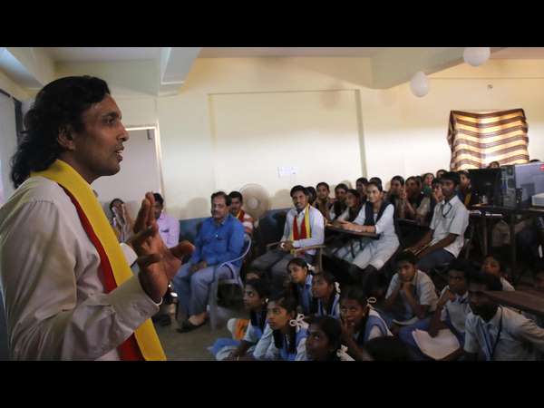 ನಮ್ಮ ಸಂಪರ್ಕ ವ್ಯಾಟ್ಸಪ್‌ ಮೂಲಕ ಜಾರಿಯಲ್ಲಿತ್ತು