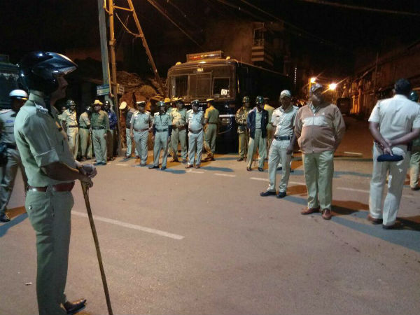 ಬಾಟಲಿಗಳನ್ನು ಎಸೆದರು ಬಾಟಲಿಗಳನ್ನು ಎಸೆದರು