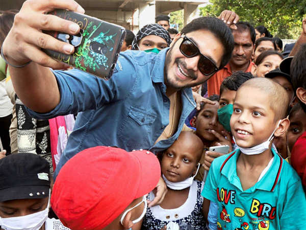 ಕ್ಯಾನ್ಸರ್ ಪೀಡಿತ ಮಕ್ಕಳ ಜತೆ 'ಗೋಲ್ಮಾಲ್ ಅಗೇನ್' ಕ್ಯಾನ್ಸರ್ ಪೀಡಿತ ಮಕ್ಕಳ ಜತೆ 'ಗೋಲ್ಮಾಲ್ ಅಗೇನ್'