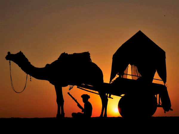 ಒಂಟೆ ಗಾಡಿ ಮತ್ತು ಸಂಜೆಯ ಸೂರ್ಯ ಒಂಟೆ ಗಾಡಿ ಮತ್ತು ಸಂಜೆಯ ಸೂರ್ಯ