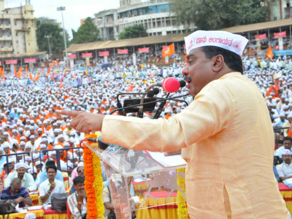 'ವೀರಶೈವರ ಬಾಲ ಹಿಡಿದುಕೊಂಡು ಓಡಾಡುತ್ತಿದ್ದಾರೆ'