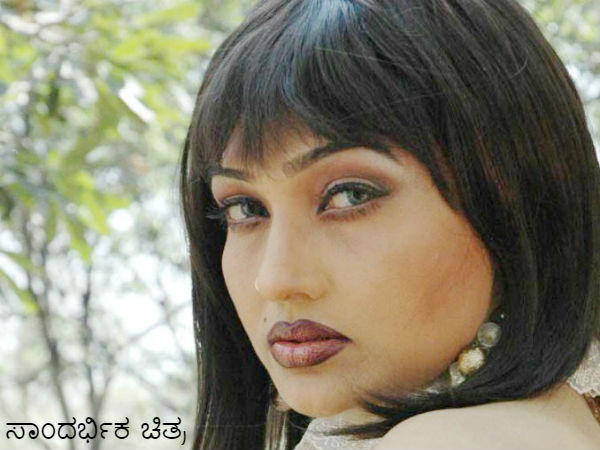 ದೊಡ್ಡ ಹಾಗೂ ಸ್ವಲ್ಪ ಅಗಲವಾದ ತುಟಿ