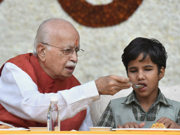 ಕೈತುತ್ತು ತಿನ್ನಿಸಿದ ಅಡ್ವಾಣಿ