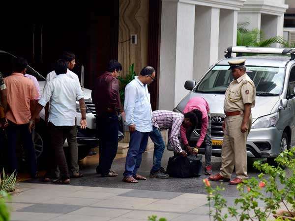 ಹಲವಾರು ವ್ಯವಹಾರಗಳನ್ನು ನಡೆಸಿಕೊಂಡು ಬರುತ್ತಿರುವ ಡಿಕೆಶಿ 