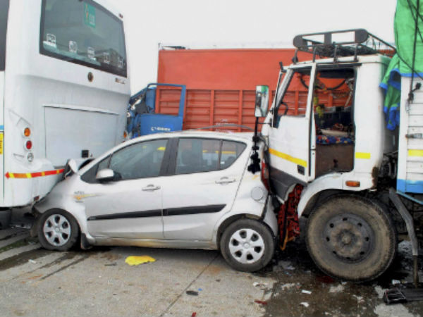 12 ವಾಹನಗಳ ಸರಣಿ ಅಪಘಾತ 12 ವಾಹನಗಳ ಸರಣಿ ಅಪಘಾತ