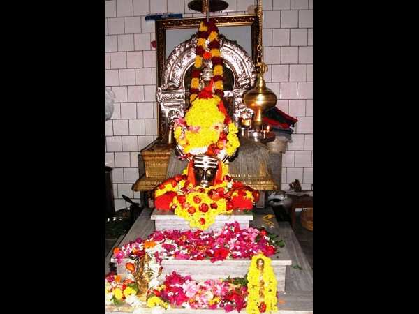 ಮುಂಜಾನೆಯಿಂದಲೇ ಪೂಜಾಕಾರ್ಯ