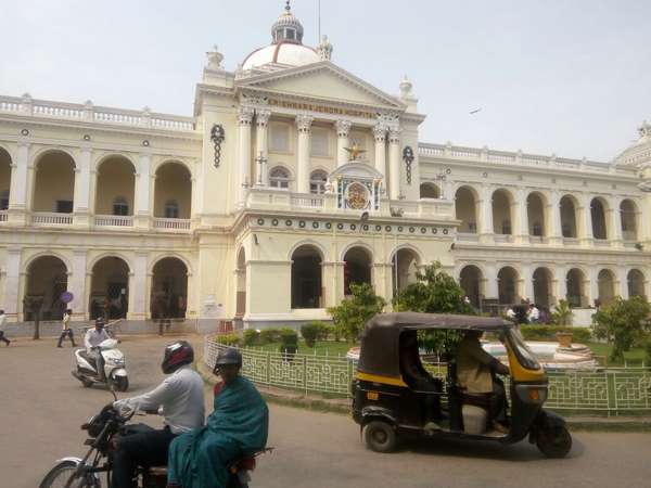 ಇತ್ತ ಖಾಸಗಿ ವೈದ್ಯರ ನಿಲುವನ್ನು ಖಂಡಿಸಿ ಪ್ರತಿಭಟನೆ ಇತ್ತ ಖಾಸಗಿ ವೈದ್ಯರ ನಿಲುವನ್ನು ಖಂಡಿಸಿ ಪ್ರತಿಭಟನೆ