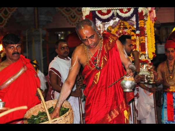 ದೇವಳದಲ್ಲಿ ಪಲ್ಲಕ್ಕಿಯನ್ನು ಹೊತ್ತು 16 ಸುತ್ತು