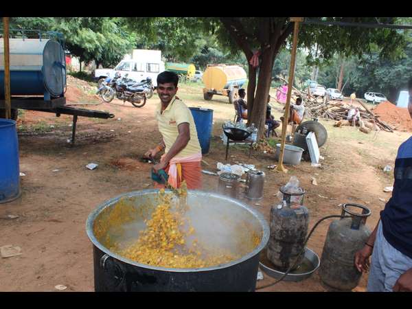 ಮೀನು ತಿಂದು ತೇಗಿದ ಜನರು