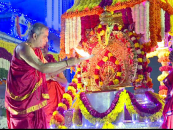 ಬೆಳ್ಳಿ ಪಲ್ಲಕ್ಕಿಯಲ್ಲಿ ಮೆರವಣಿಗೆ