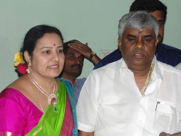  ಪ್ರಜ್ವಲ್ ಸ್ಪರ್ಧೆಗೆ ಭವಾನಿ ರೇವಣ್ಣ ಸುಳಿವು