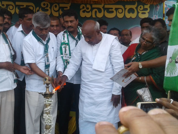 Former PM HD Devegowda war of words against Siddaramaiah