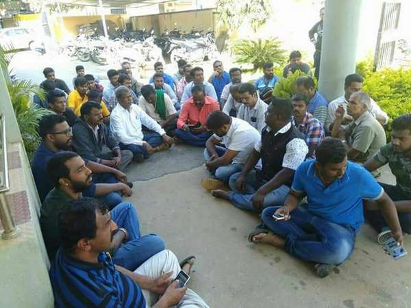 SI Beats Journalist in Kolar