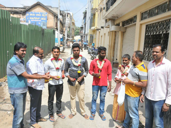 Mysuru: People's innovative approach to stop urinating on the road sides Mysuru: People's innovative approach to stop urinating on the road sides
