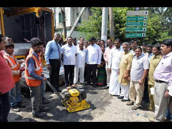 MCC gets potholes filling machine from Pune MCC gets potholes filling machine from Pune