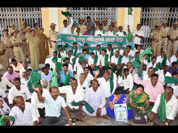Sugarcane growers stage protest; demand support price