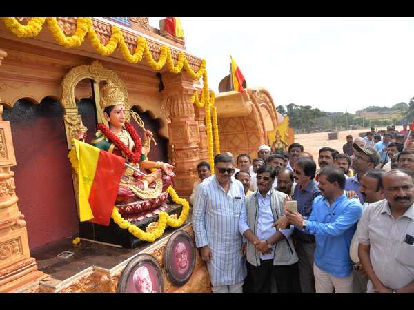 Kannada sahitya Sammelana in Mysuru: Mahadevappa flags off for Kannada Ratha