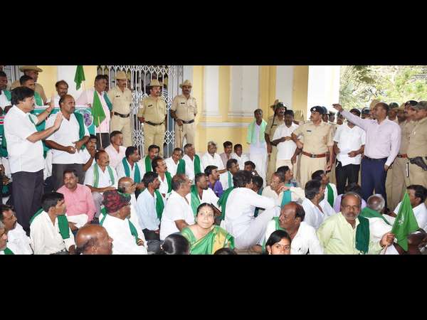 Sugarcane growers stage protest; demand support price