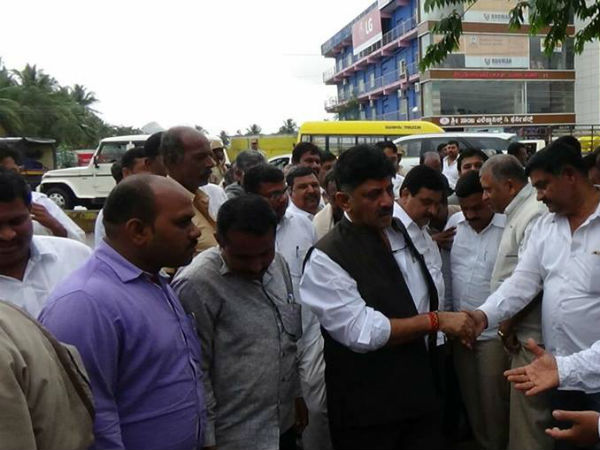 ವೇದಿಕೆ ಹಂಚಿಕೊಂಡ ಬಗ್ಗೆ ಸ್ಪಷ್ಟನೆ