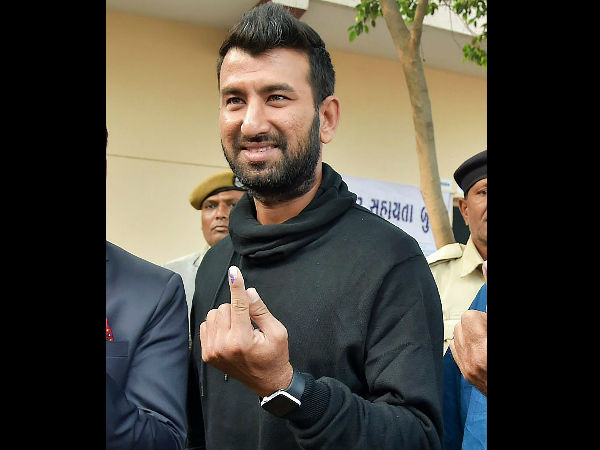 ಹಕ್ಕು ಚಲಾಯಿಸಿದ ಕ್ರಿಕೆಟಿಗ