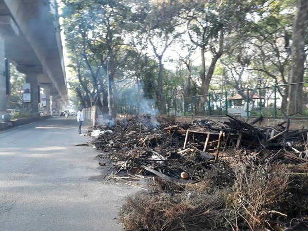 ರಸ್ತೆ ಬದಿಯಲ್ಲೇ ಕಸಕ್ಕೆ ಬೆಂಕಿ