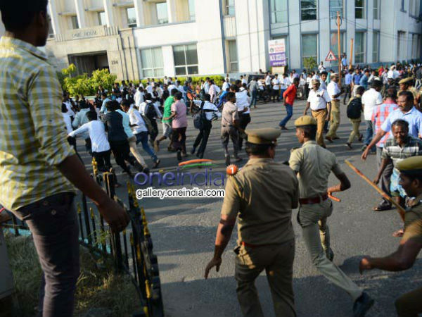 ಪೊಲೀಸರು ಕೈಕಟ್ಟಿ ಕೂತಿಲ್ಲ ಪೊಲೀಸರು ಕೈಕಟ್ಟಿ ಕೂತಿಲ್ಲ