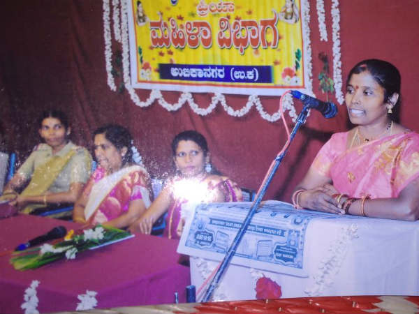 ಸ್ವಚ್ಛತೆಯ ಕುರಿತು ಮಹಿಳೆಯರಲ್ಲಿ ಅರಿವು ಮೂಡಿಸುವ ಯತ್ನ ಸ್ವಚ್ಛತೆಯ ಕುರಿತು ಮಹಿಳೆಯರಲ್ಲಿ ಅರಿವು ಮೂಡಿಸುವ ಯತ್ನ