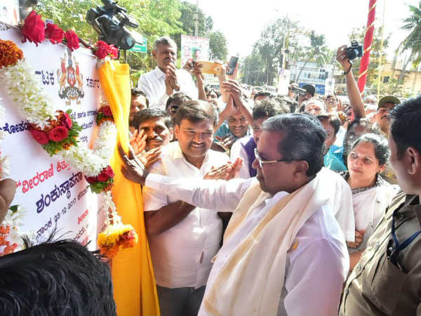ಆಜಾನ್ ಕೇಳಿ ಮಾತು ನಿಲ್ಲಿಸಿದ ಸಿಎಂ