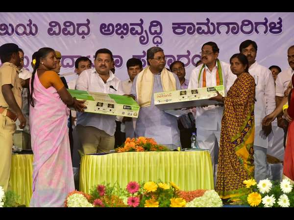 ಫಲಾನುಭವಿಗಳಿಗೆ ಸವಲತ್ತು