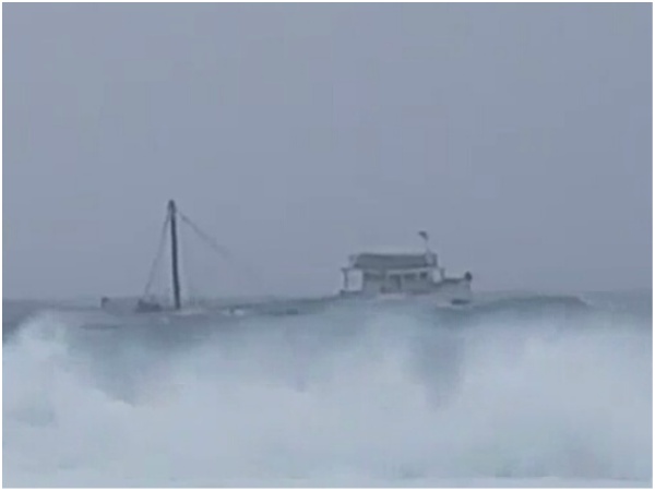 2 freight boats of Mangaluru sinks at Lakshadweep