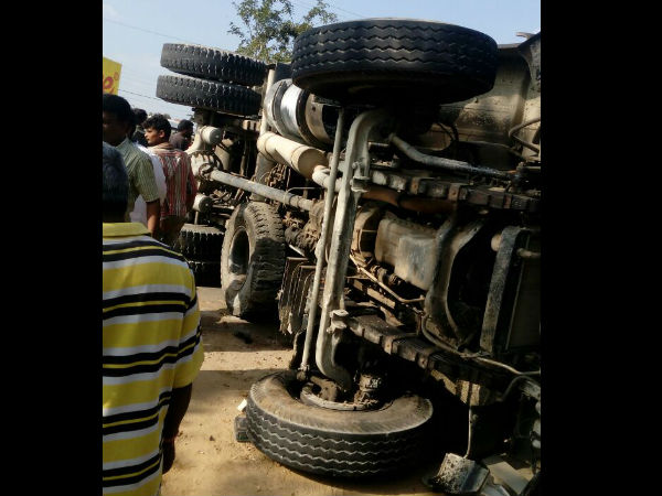Three killed 2 injured in serial accident at Tavarekere Three killed 2 injured in serial accident at Tavarekere