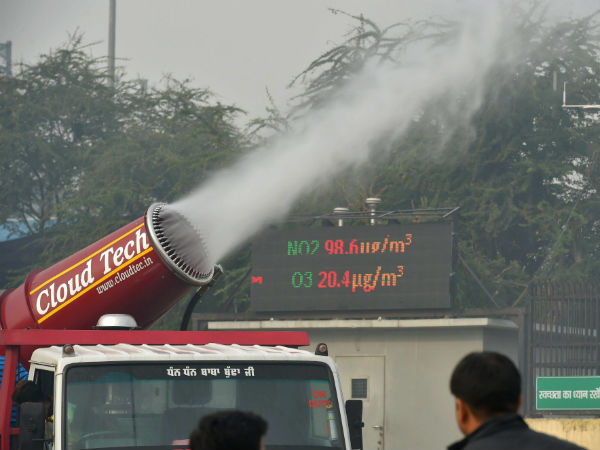 Delhi government tests anti-smog guns to fight with smog Delhi government tests anti-smog guns to fight with smog