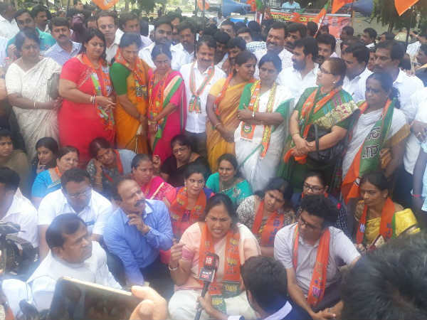 BJP leaders protest against Karnataka congress government on Hanuma Jayanti dispute