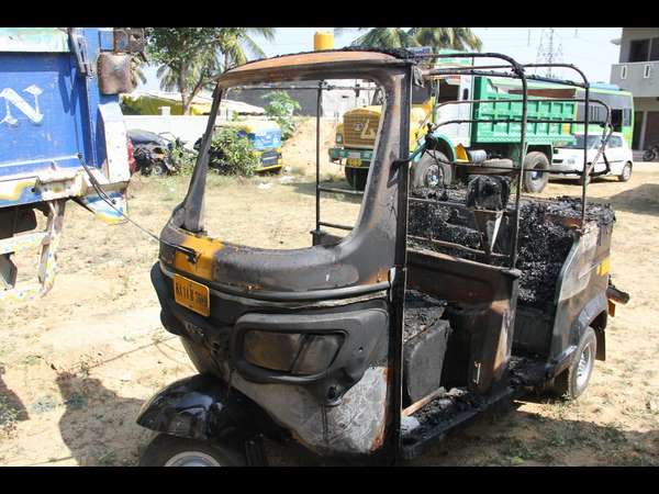 Miscreants burn vehicles in Shivamogga city