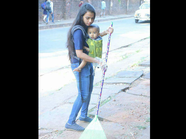 Couple involved in Swachha Mangaluru Abhiyan with oneyear old baby photo gone viral Couple involved in Swachha Mangaluru Abhiyan with oneyear old baby photo gone viral