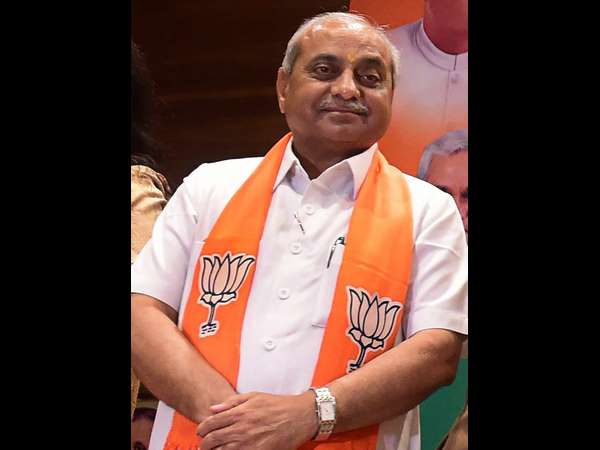 Hardik Patel invites Gujarath Deputy CM Nitin Patel to join him Hardik Patel invites Gujarath Deputy CM Nitin Patel to join him
