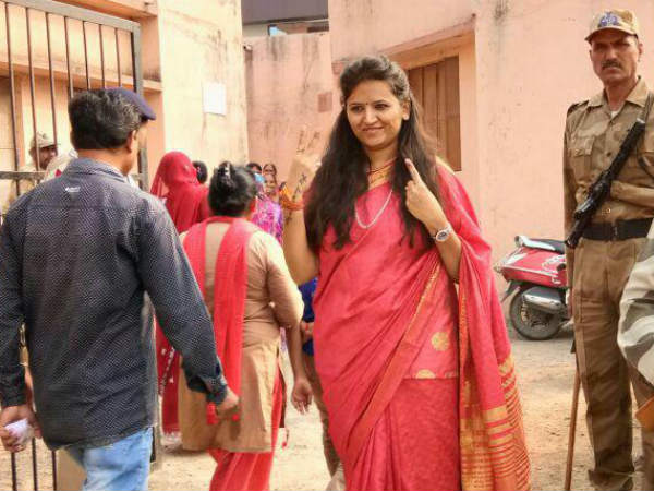 Gujarat election : 126 year old casts vote, protest against Reshma Patel