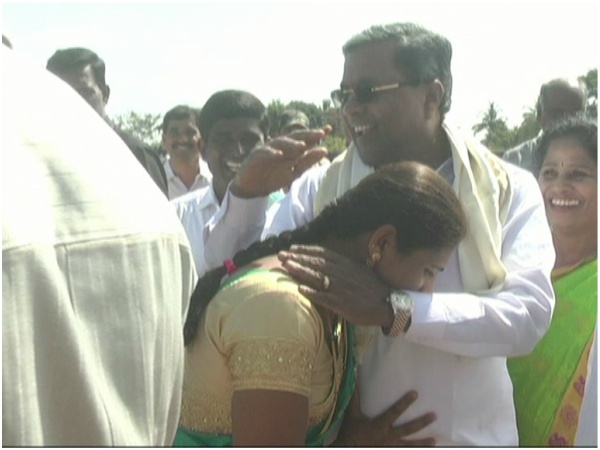 Sirsi women welcomes CM Siddarmaiah with hug