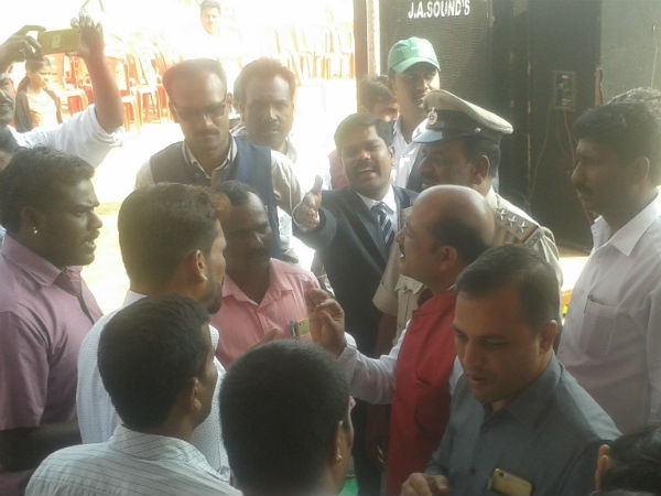 Republic day function in Mysuru: president stops a man who was speaking on stage